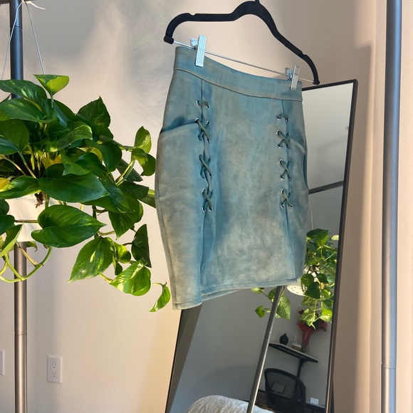 Olive green suede miniskirt with trendy & cute cross ties on the front. - Picture 5 of 5